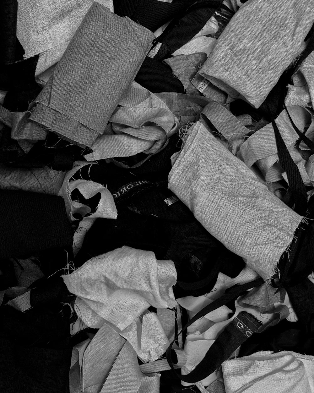Fabric offcuts from the Śauca cutting table