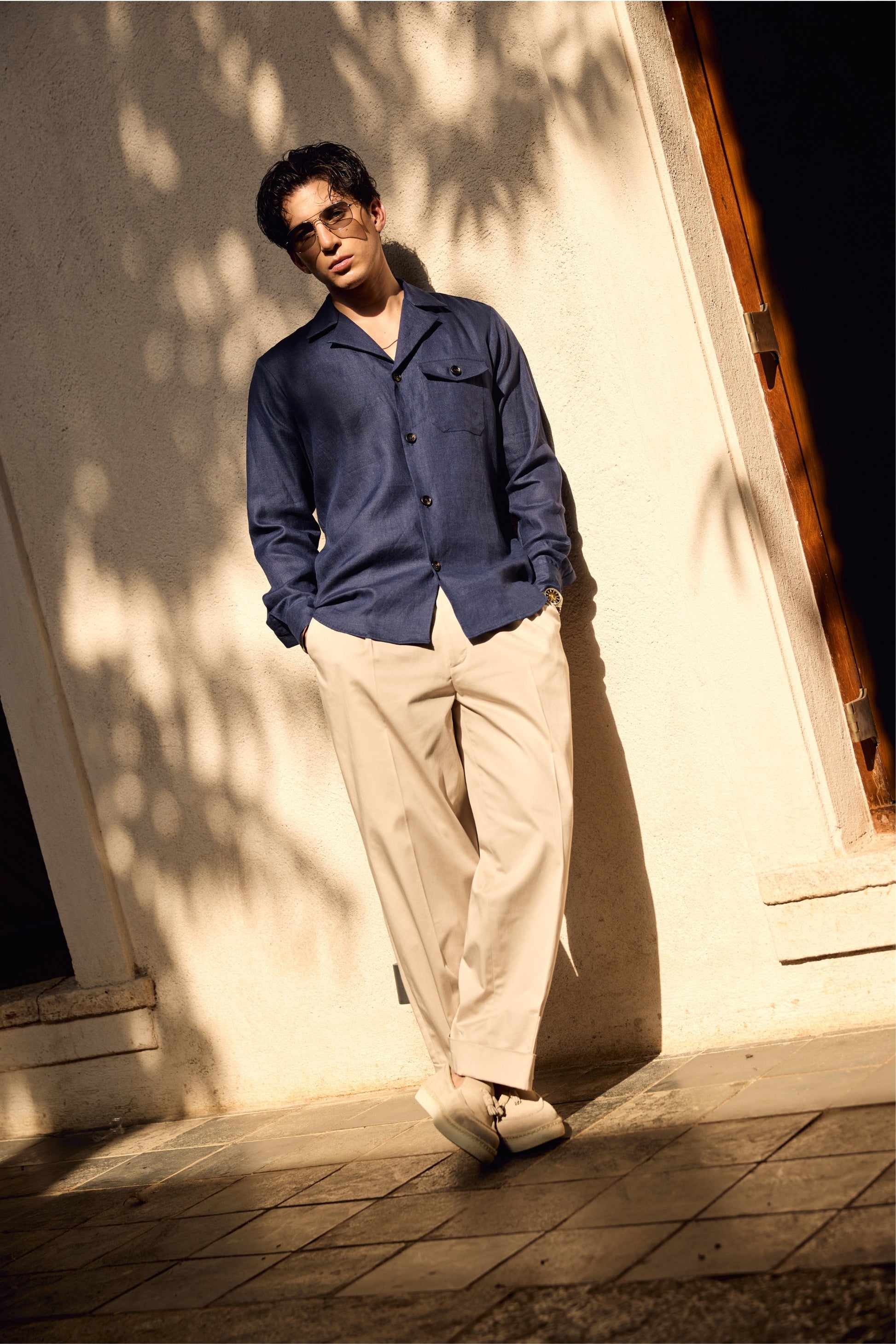 The Renan Linen Shirt in Navy blue