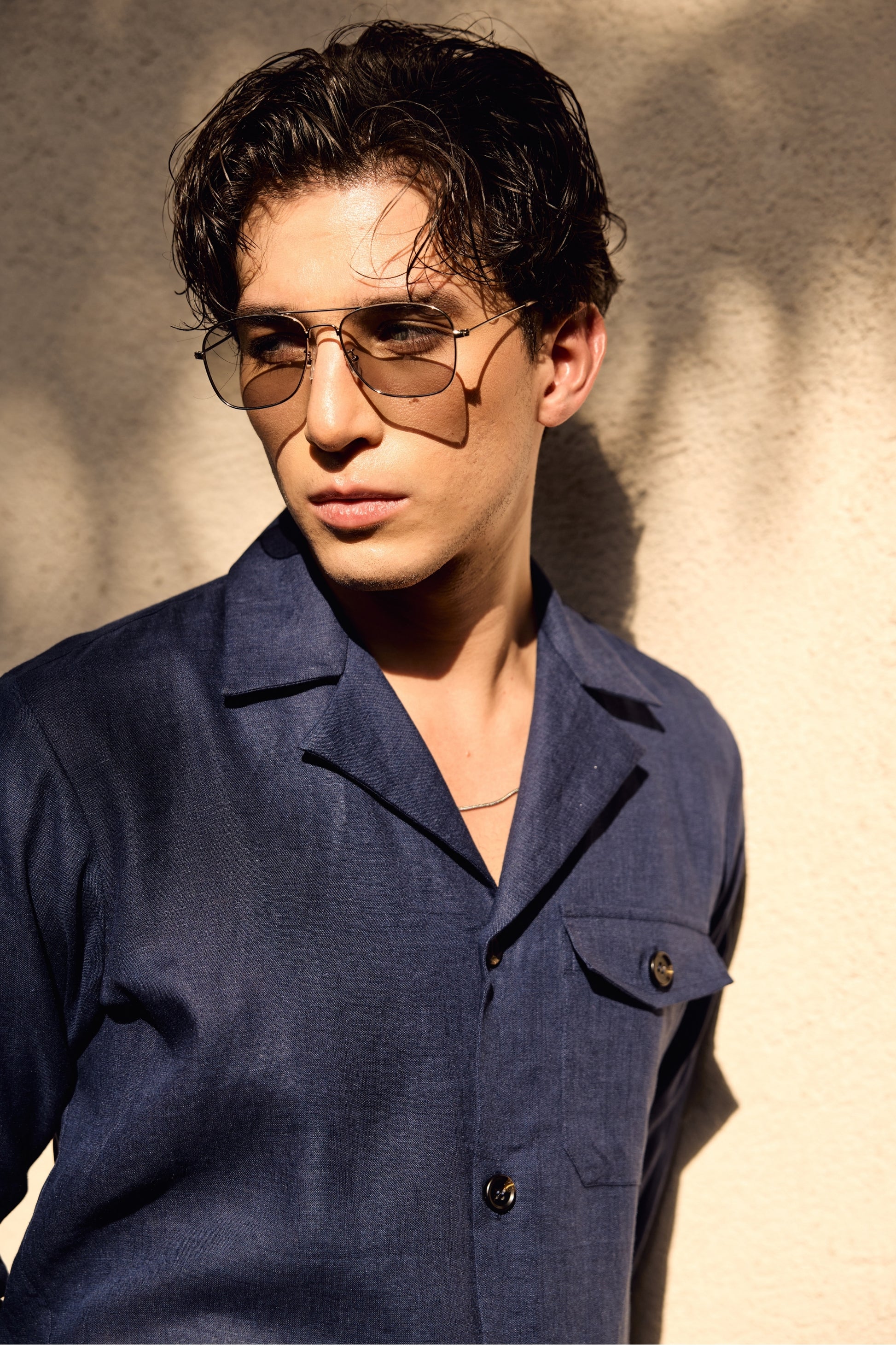 The Renan Linen Shirt in Navy blue